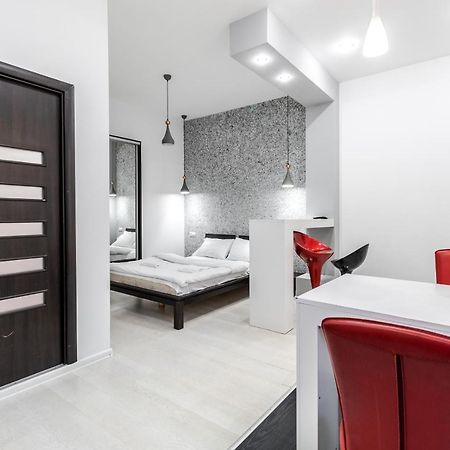 Black And Red Squares Apartment Lemberg Exterior foto