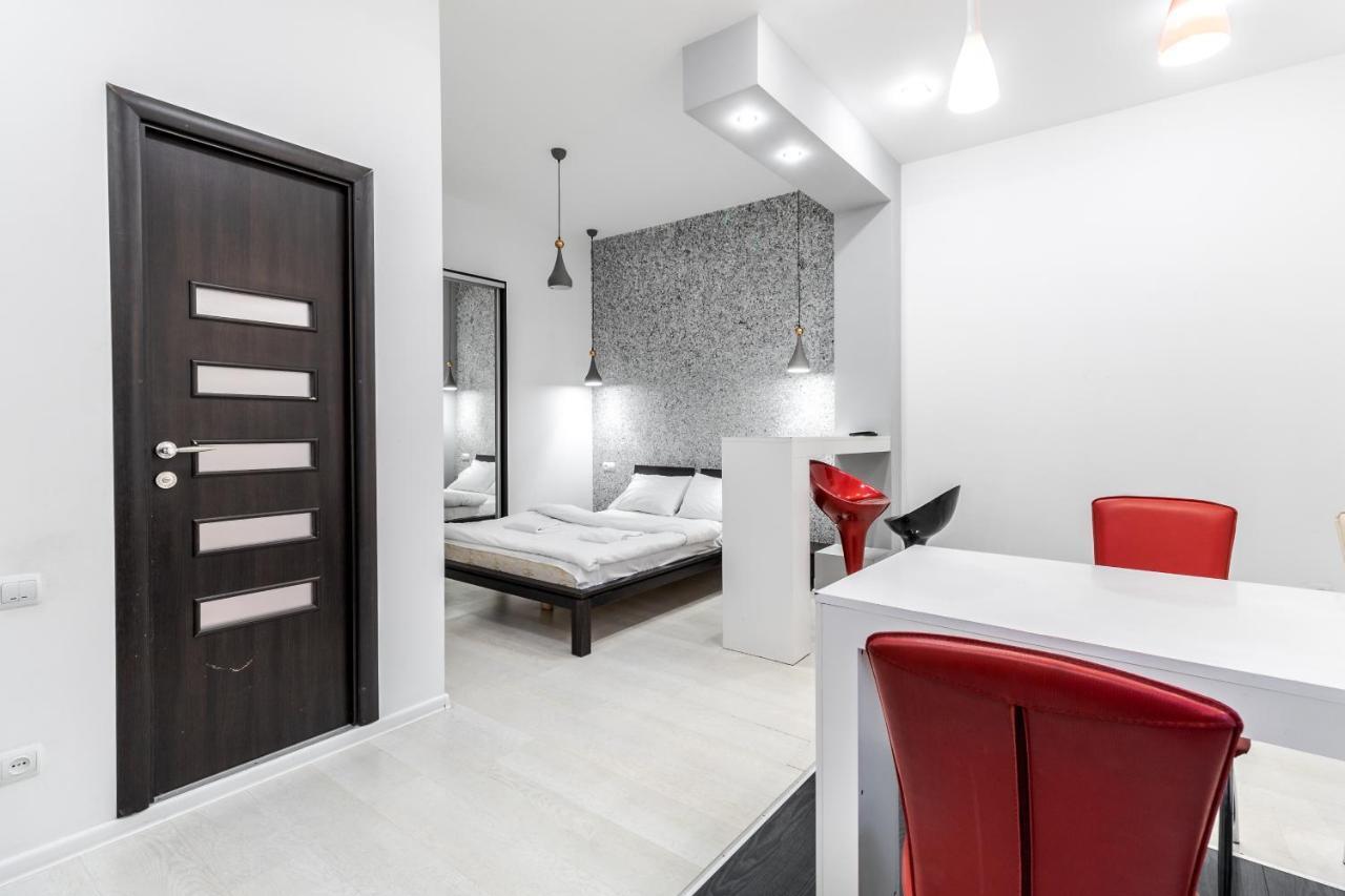 Black And Red Squares Apartment Lemberg Exterior foto
