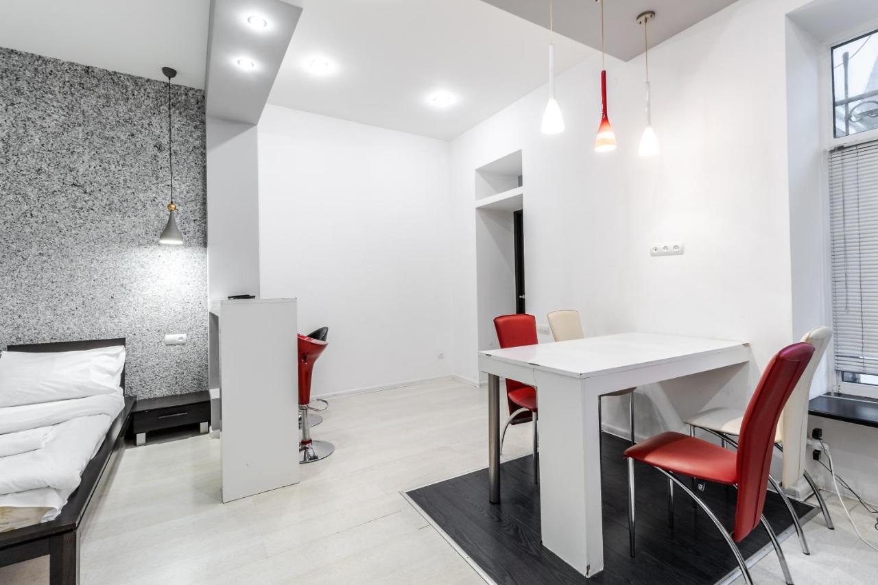 Black And Red Squares Apartment Lemberg Exterior foto