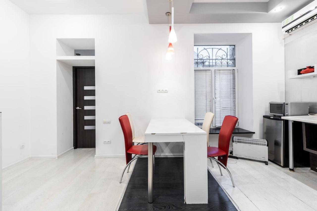 Black And Red Squares Apartment Lemberg Exterior foto